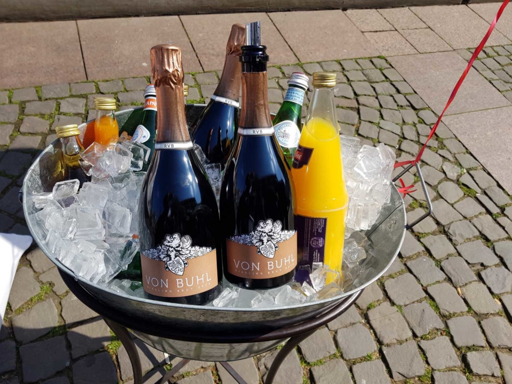 Sektempfang Zur Hochzeit In Koln Am Standesamt Top Sekt Von Buhl