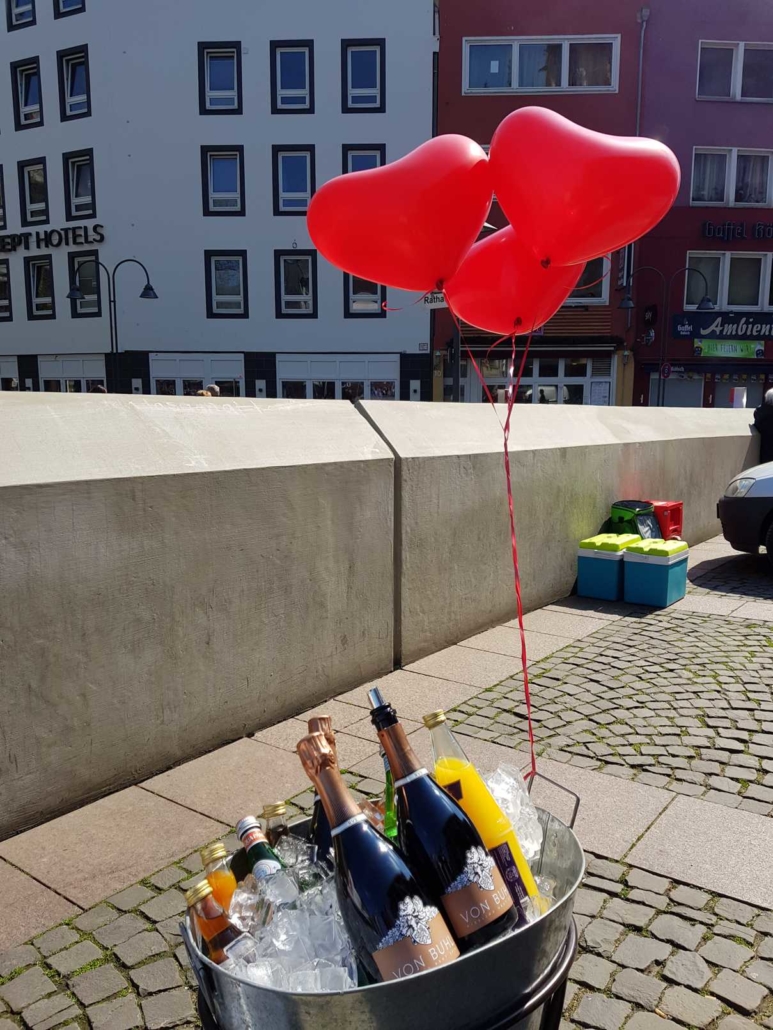 Sektempfang Zur Hochzeit In Koln Am Standesamt Top Sekt Von Buhl